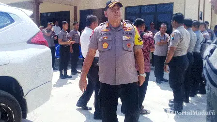 Kapolda Jatim Kunjungi Mapolsek Tambelangan yang Dibakar Massa