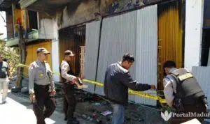 Diberi 'Police Line', Polisi Sumenep Olah TKP Bekas Kebakaran Toko di Pasar Lenteng