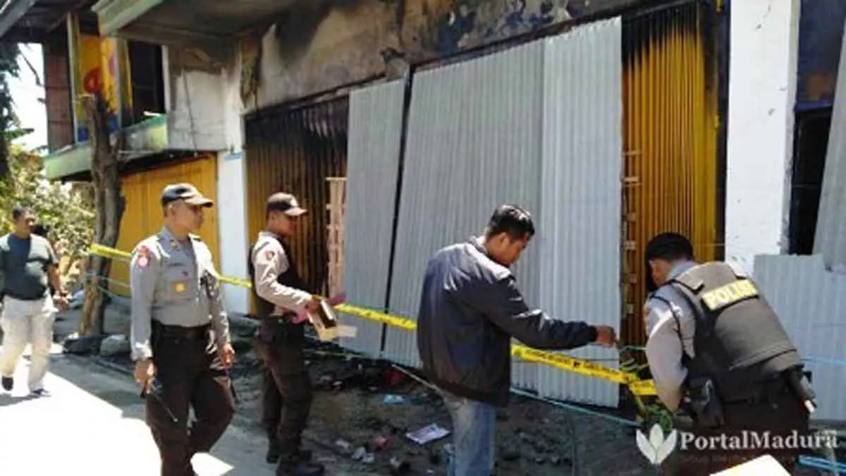 Diberi ‘Police Line’, Polisi Sumenep Olah TKP Bekas Kebakaran Toko di Pasar Lenteng