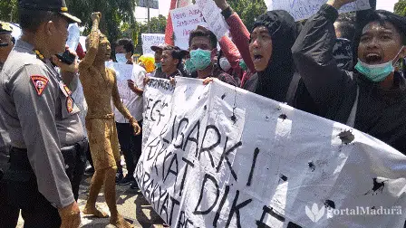 Ratusan Masyarakat Sumenep Demo DPRD