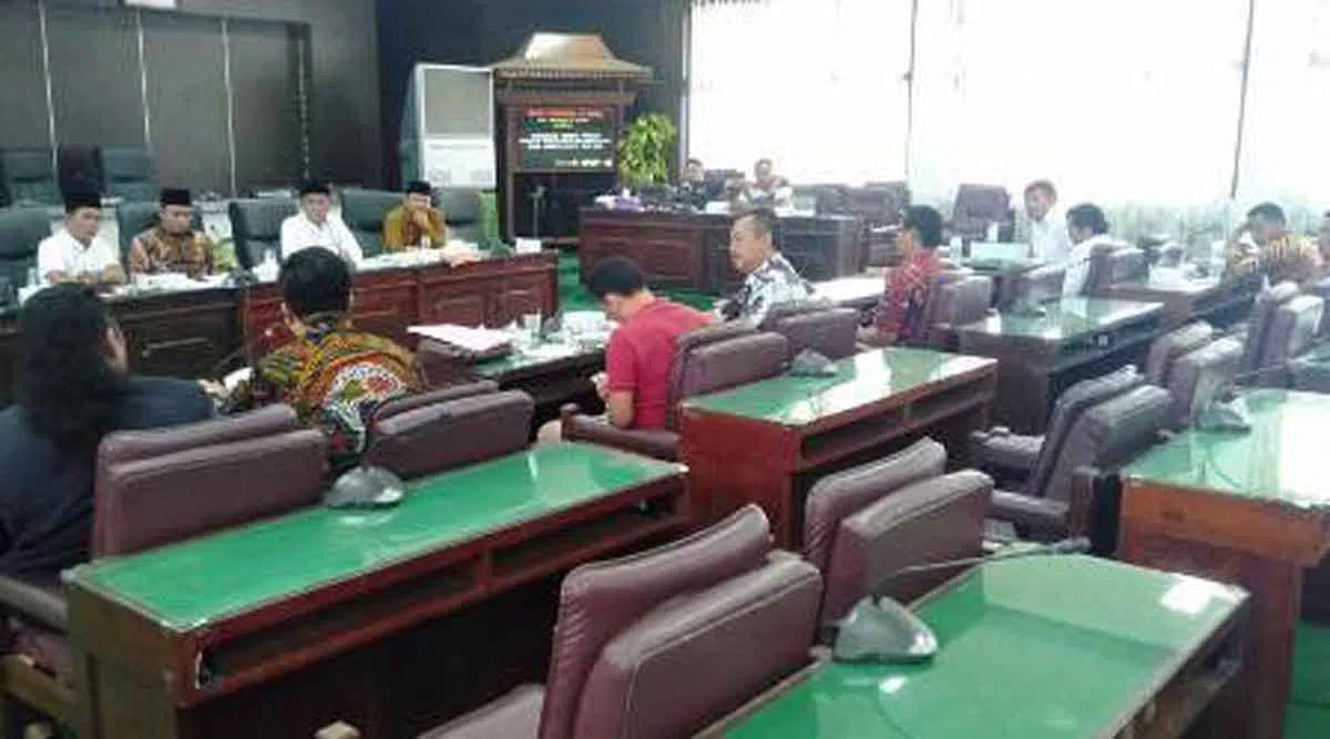 Dicoret Dari Pencalonan Kades, Pendukung Geruduk DPRD Pamekasan