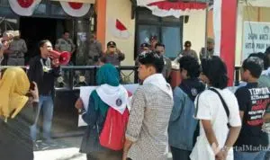 Soroti Tambak Udang Ilegal Beroperasi Lagi Mahasiswa Sumenep Demo Satpol PP