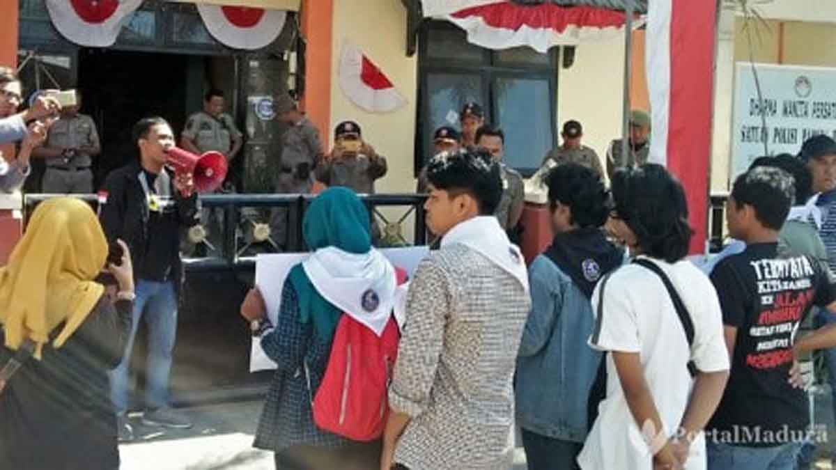 Soroti Tambak Udang Ilegal Beroperasi Lagi Mahasiswa Sumenep Demo Satpol PP