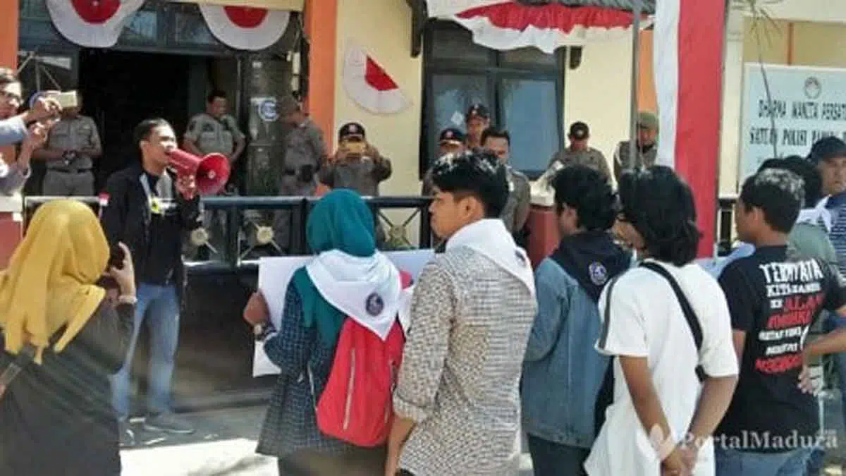 Soroti Tambak Udang Ilegal Beroperasi Lagi Mahasiswa Sumenep Demo Satpol PP
