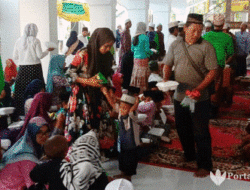 Momentum Muharam, Takmir Masjid Akbar Al-Jihad Sampang Santuni Anak Yatim