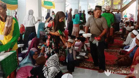 Momentum Muharam, Takmir Masjid Akbar Al-Jihad Sampang Santuni Anak Yatim