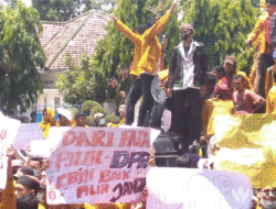 Tolak Revisi RKUHP, Ribuan Mahasiswa Sumenep Demo Kantor Dewan