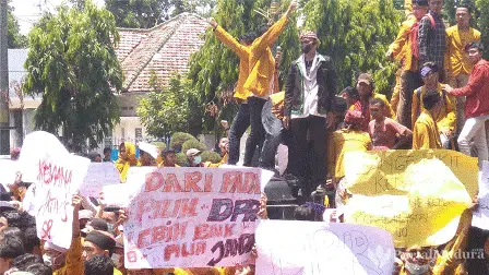 Tolak Revisi RKUHP, Ribuan Mahasiswa Sumenep Demo Kantor Dewan