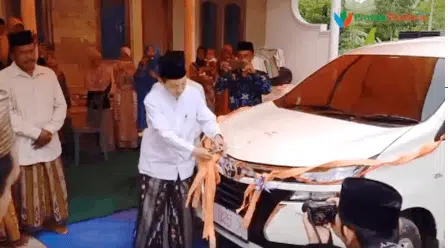Pengasuh Launching Usaha Alumni Ponpes Annuqayah di Batuputih Sumenep
