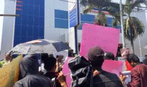 Bank BRI Cabang Bangkalan Didemo Warga Soal Bansos