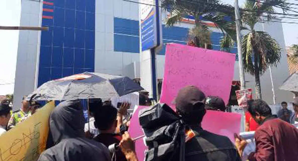 Bank BRI Cabang Bangkalan Didemo Warga Soal Bansos