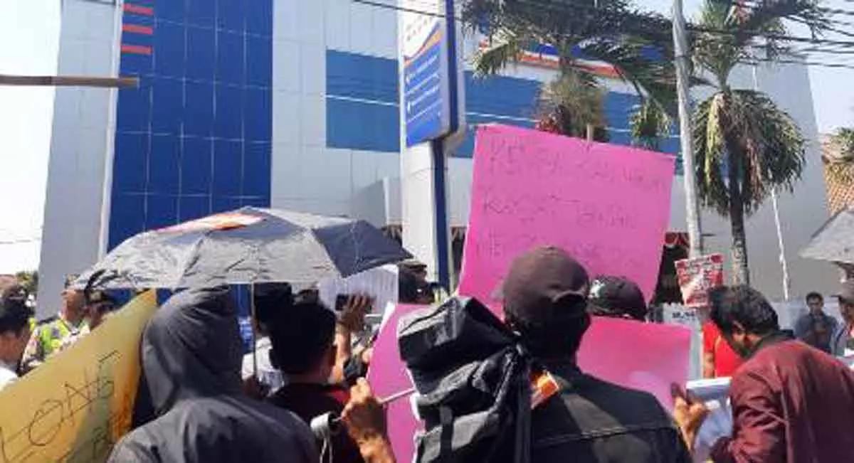 Bank BRI Cabang Bangkalan Didemo Warga Soal Bansos