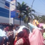 Soal Dana Bansos, Warga Demo Kantor BRI Bangkalan