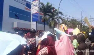 Soal Dana Bansos, Warga Demo Kantor BRI Bangkalan