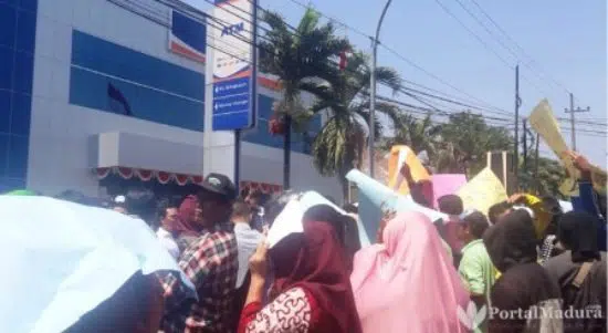 Soal Dana Bansos, Warga Demo Kantor BRI Bangkalan