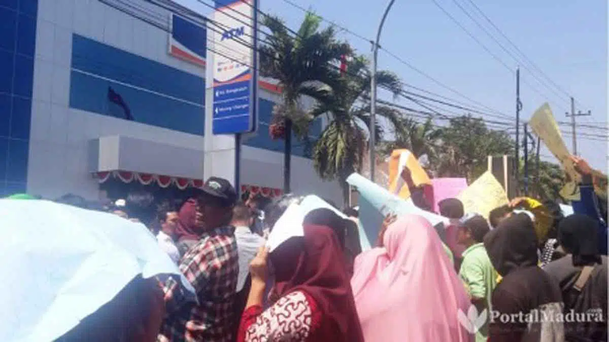 Soal Dana Bansos, Warga Demo Kantor BRI Bangkalan