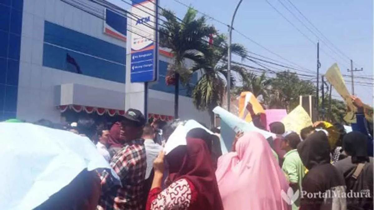 Soal Dana Bansos, Warga Demo Kantor BRI Bangkalan