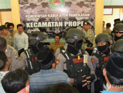 Jagoan Tak Lolos Cakades, Warga Proppo Pamekasan Luruk Kantor Kecamatan