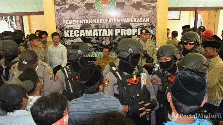 Jagoan Tak Lolos Cakades, Warga Proppo Pamekasan Luruk Kantor Kecamatan