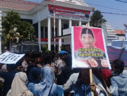 Soal Dugaan Korupsi DD, Warga Demo Kejari Sampang