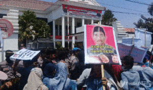 Soal Dugaan Korupsi DD, Warga Demo Kejari Sampang