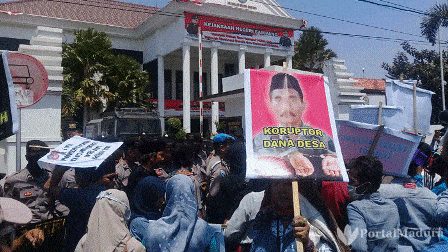 Soal Dugaan Korupsi DD, Warga Demo Kejari Sampang