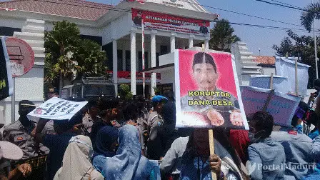 Soal Dugaan Korupsi DD, Warga Demo Kejari Sampang