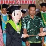 Gadis Kampung Raih IPK Tertinggi, Bupati Sumenep Beri Beasiswa S2