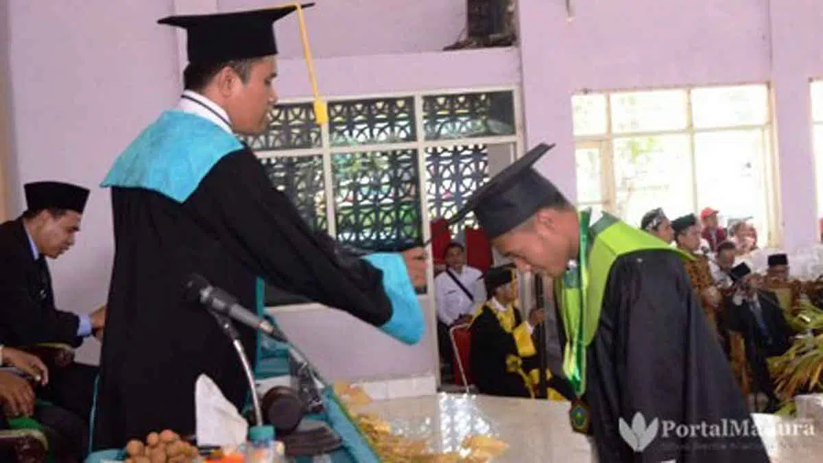 Gadis Kampung Raih Ipk Tertinggi, Bupati Sumenep Beri Beasiswa S2 - Portalmadura.com Gadis Kampung Raih IPK Tertinggi, Bupati Sumenep Beri Beasiswa S2