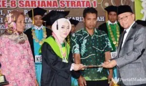 Gadis Kampung Raih IPK Tertinggi, Bupati Sumenep Beri Beasiswa S2