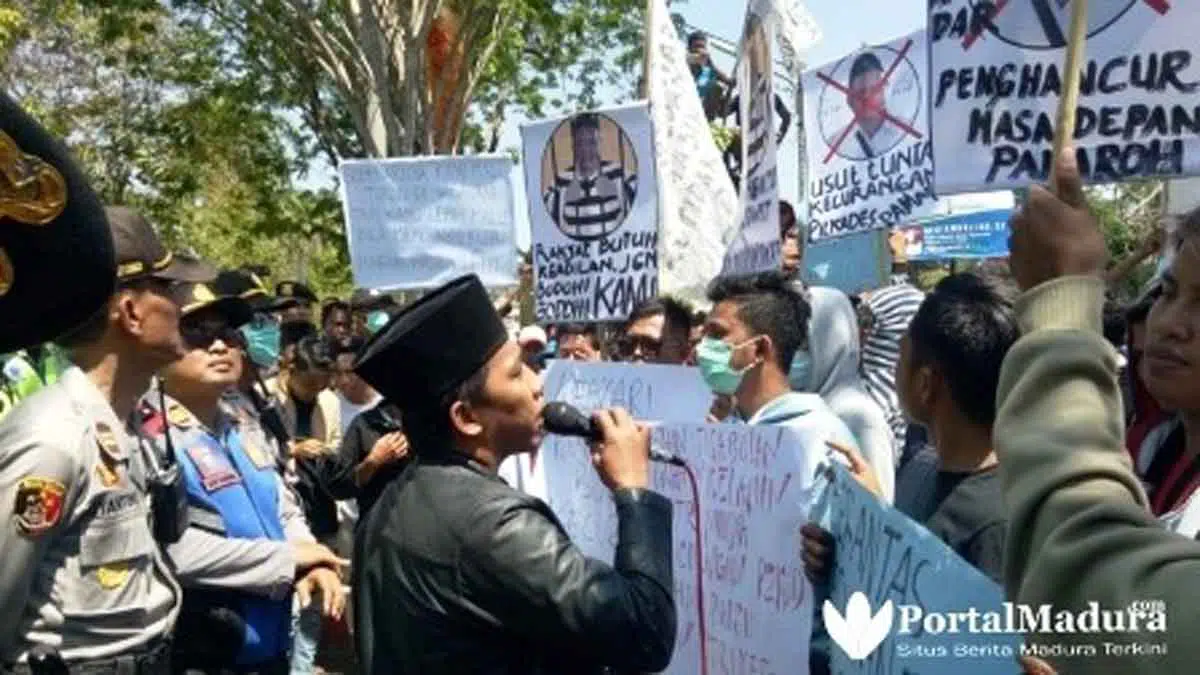 Tuntut Keadilan Hasil Pilkades, Warga Pamaroh Duduki Kantor Bupati Pamekasan