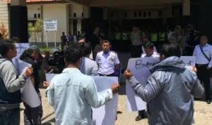 Warga Geruduk Dishub Bangkalan