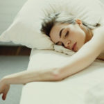 3 Proses Turunkan Berat Badan dengan Tidur Telanjang