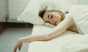 3 Proses Turunkan Berat Badan dengan Tidur Telanjang
