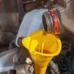 3 Efek Buruk Isi Oli Mesin Berlebihan