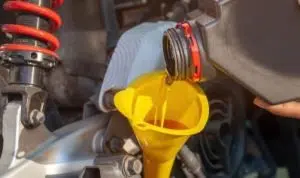3 Efek Buruk Isi Oli Mesin Berlebihan