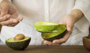 6 Manfaat Buah Alpukat bagi Kesehatan Kulit Anda