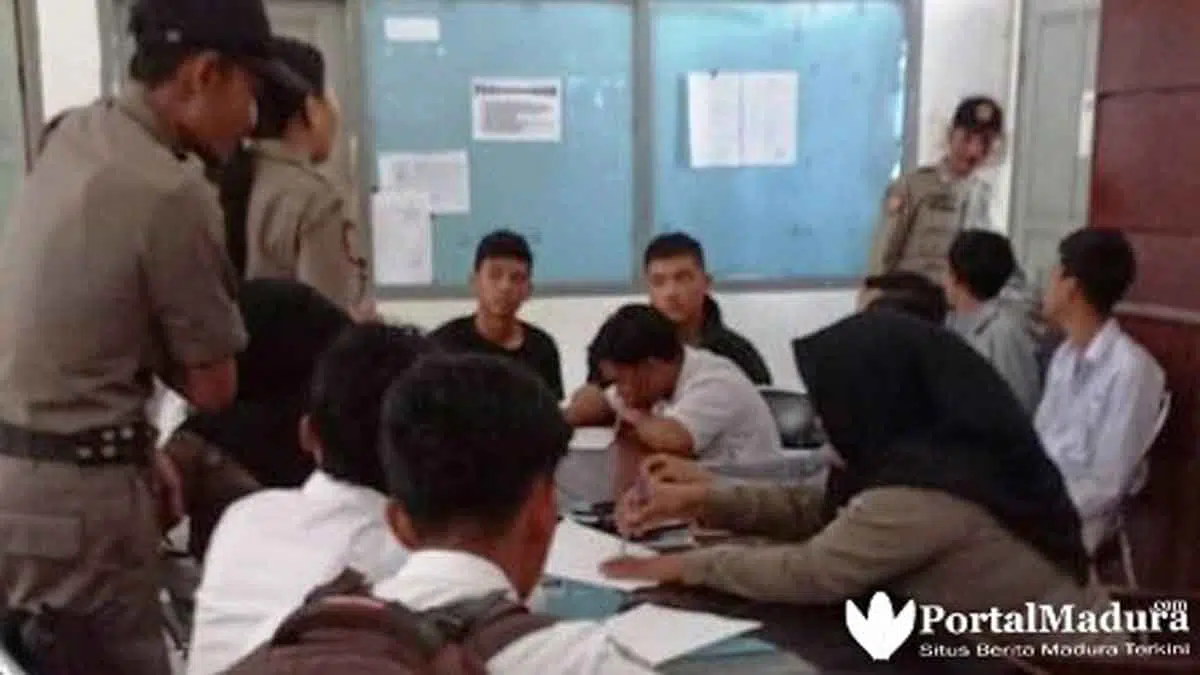 Bolos Sekolah, Belasan Siswa Terjaring Razia Sedang Main Game