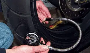 5 Dampak Buruk Ban Motor Kerap Kekurangan Angin