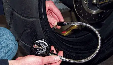 5 Dampak Buruk Ban Motor Kerap Kekurangan Angin