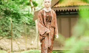 6 Cara Jitu Gunakan Baju Batik Supaya Tak Terlihat Tua
