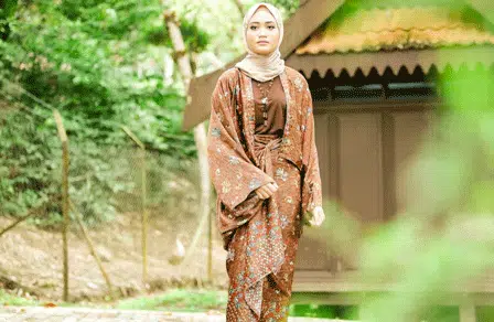 6 Cara Jitu Gunakan Baju Batik Supaya Tak Terlihat Tua