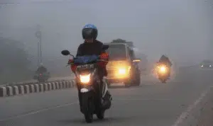 8 Cara Aman Berkendara di Tengah Kabut Asap