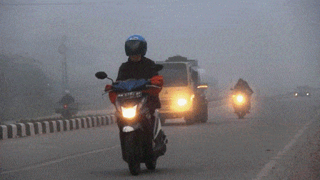 8 Cara Aman Berkendara di Tengah Kabut Asap