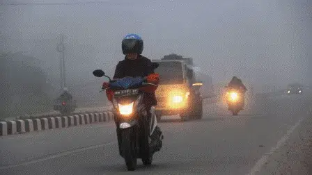 8 Cara Aman Berkendara di Tengah Kabut Asap