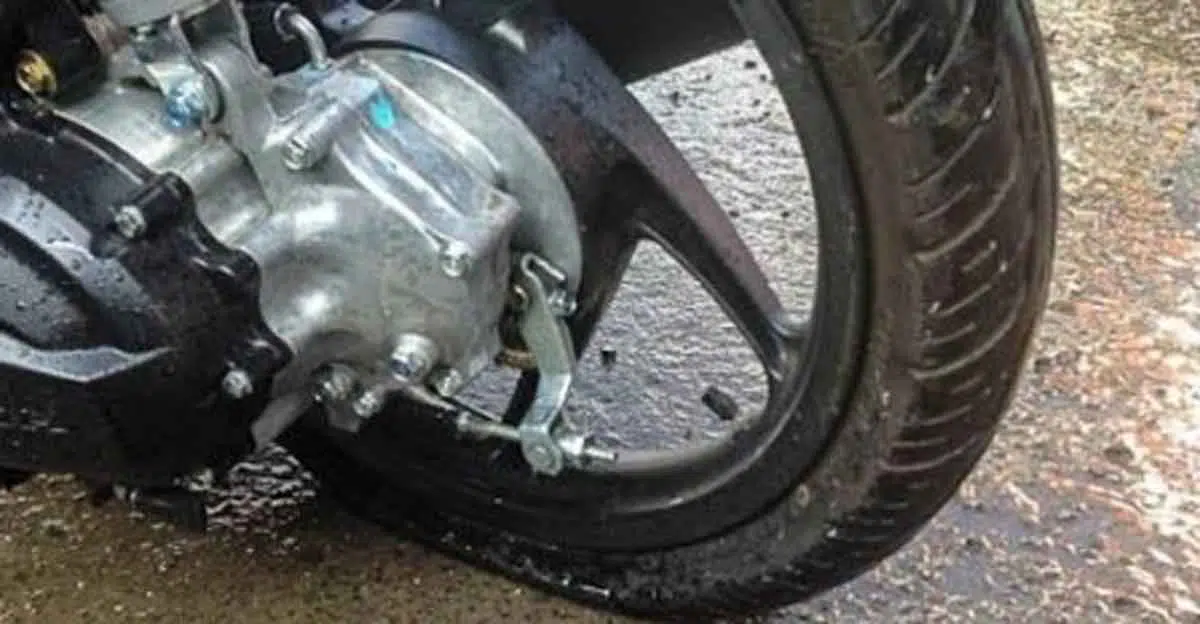 5 Penyebab Ban Motor Bocor