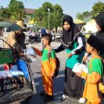 Budayakan Berbagi, Siswa SDI Nurul Bayan Bagi Nasi Kotak Pada Abang Becak