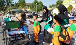 Budayakan Berbagi, Siswa SDI Nurul Bayan Bagi Nasi Kotak Pada Abang Becak