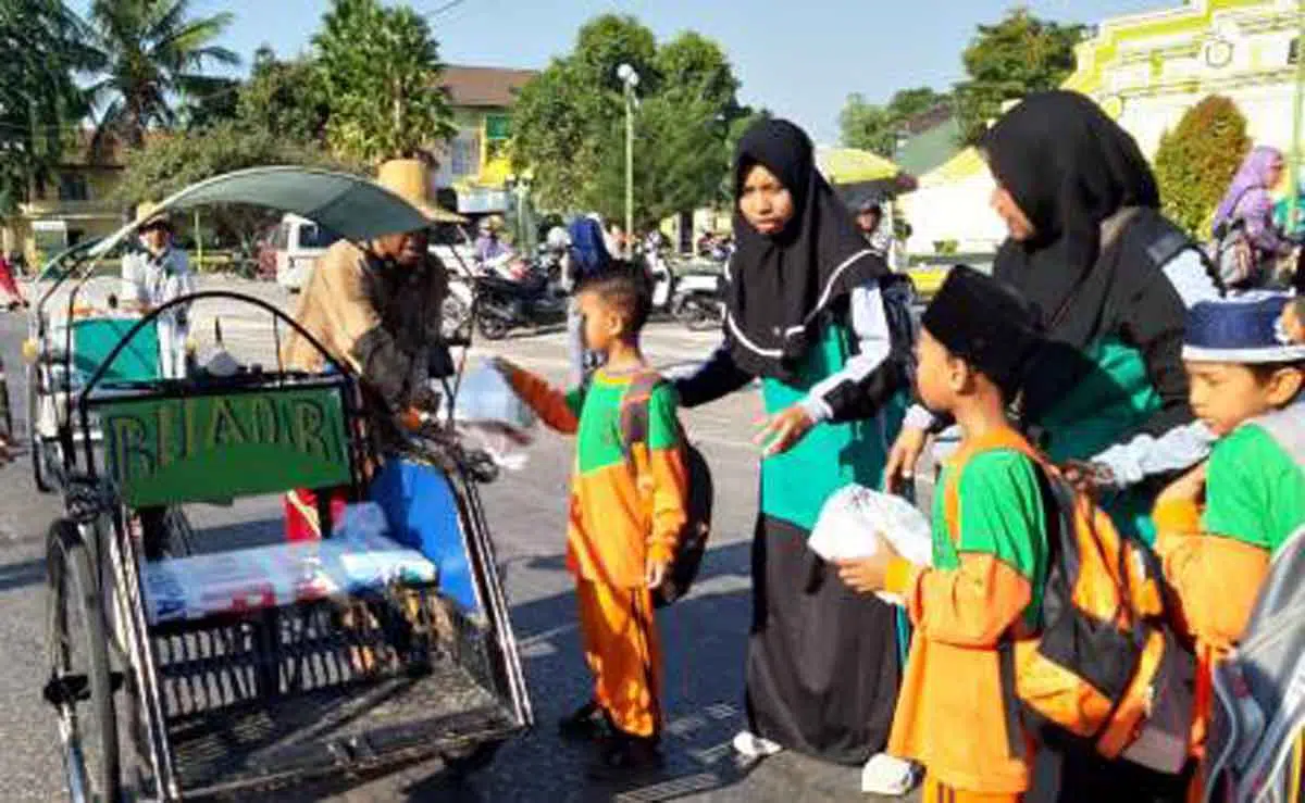 Budayakan Berbagi, Siswa SDI Nurul Bayan Bagi Nasi Kotak Pada Abang Becak