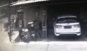 Curi Tas dalam Jok Motor di Parkir Kantor DPRD Pamekasan Terekam CCTV